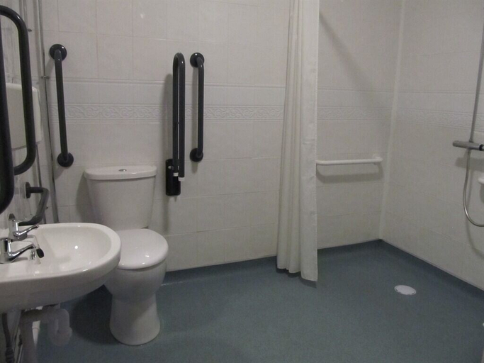 Bathroom 4, Highland Moors Guest House, Powys