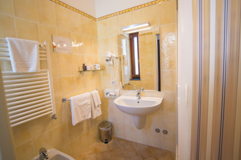 Bathroom 4, Hotel Soleluna, Napoli