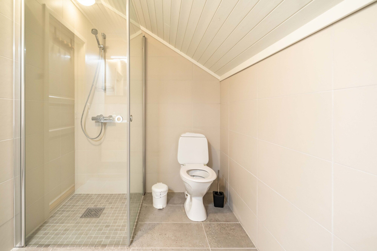 Bathroom 3, Hemmingodden Lodge, Vestvågøy