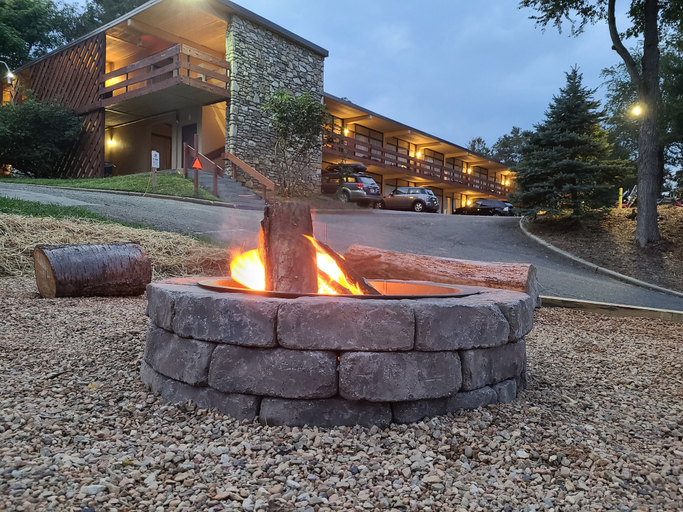 Exterior & Views 2, The Mountaineer Inn, Buncombe