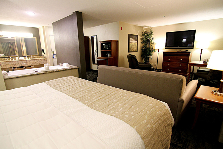 Bedroom 4, C'mon Inn Hotel & Suites, Grand Forks
