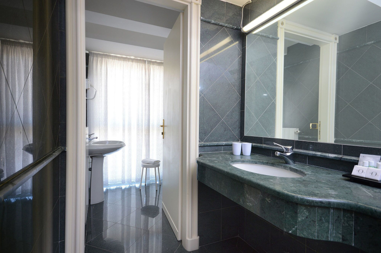 Bathroom 5, Ambasciatori Palace, Pistoia