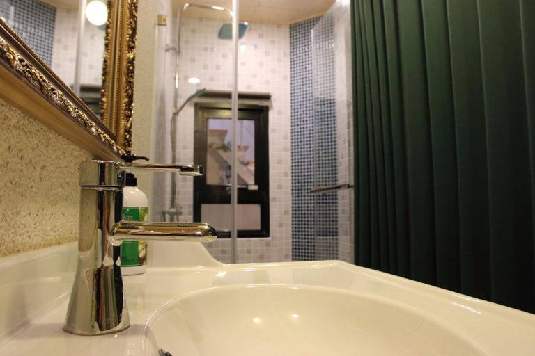 Bathroom 3, Rolling Inn, Tainan