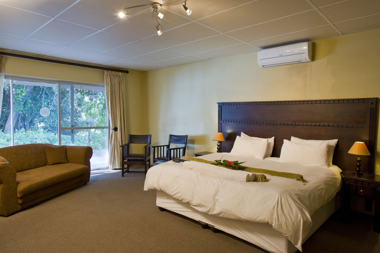Bedroom 3, Protea Hotel by Marriott Zambezi River Lodge, Sesheke