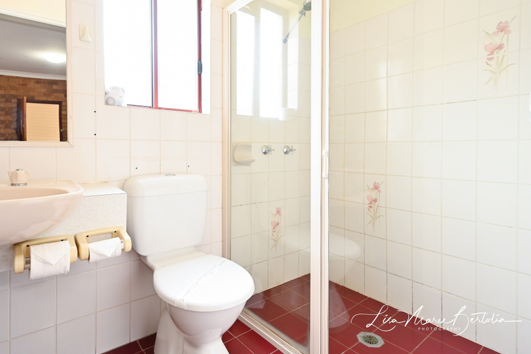 Bathroom 4, Narrandera Club Motor Inn, Narrandera