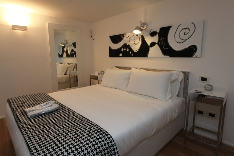 Others 5, LHP Suite Piazza del Popolo, Rome