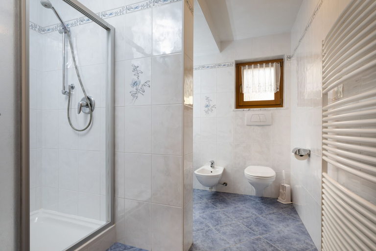 Bathroom 4, Hotel Kronhof, Bolzano