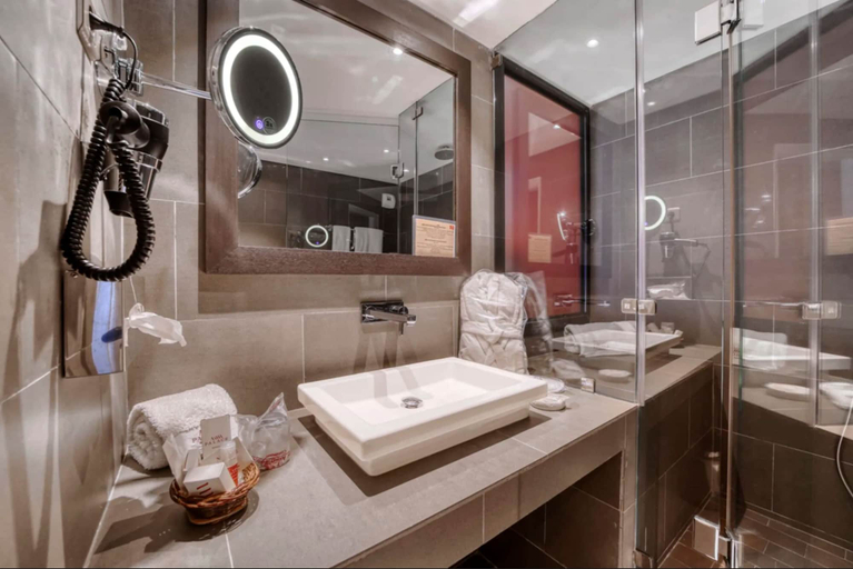 Bathroom 5, Hotel Akwa Palace, Wouri