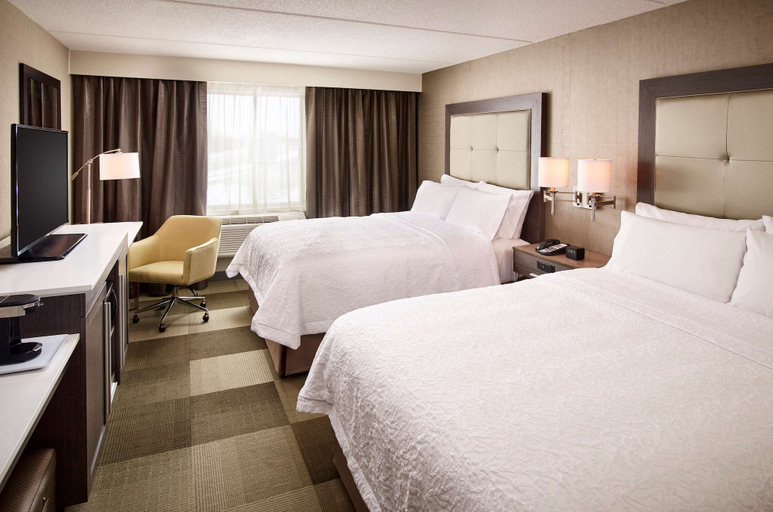 Bedroom 4, Hampton Inn by Hilton Sarnia/Point Edward, Lambton