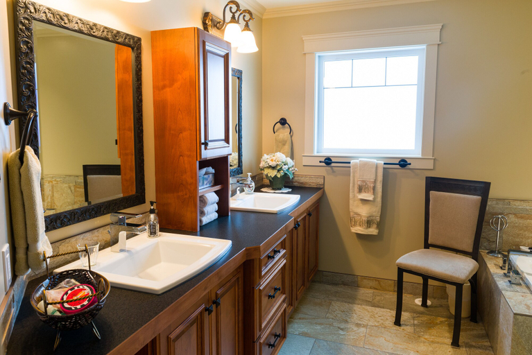 Bathroom 5, Kootenay Wild, Central Kootenay