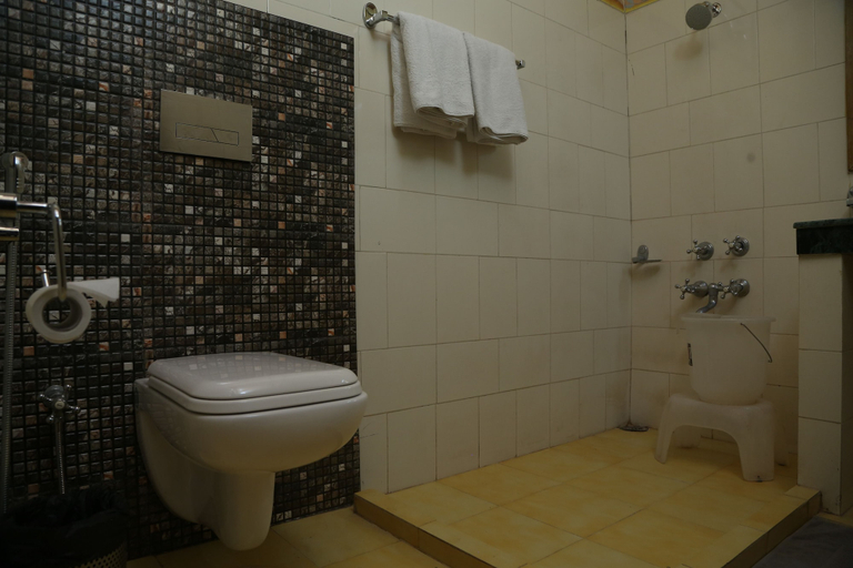 Bathroom 4, Winnies, Solan