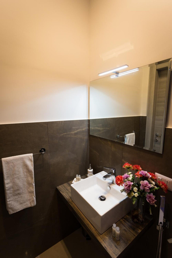 Bathroom 5, B and B Depretis19, Napoli