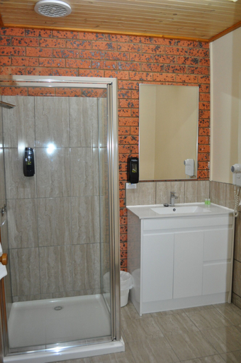 Bathroom 3, Merrijig Motor Inn Resort, Mansfield