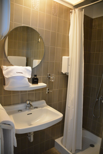 Bathroom 5, Hôtel de France, Aveyron