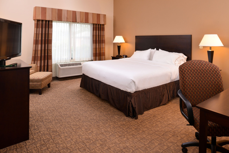 Bedroom 4, Holiday Inn Express & Suites FAIRMONT by IHG, Marion
