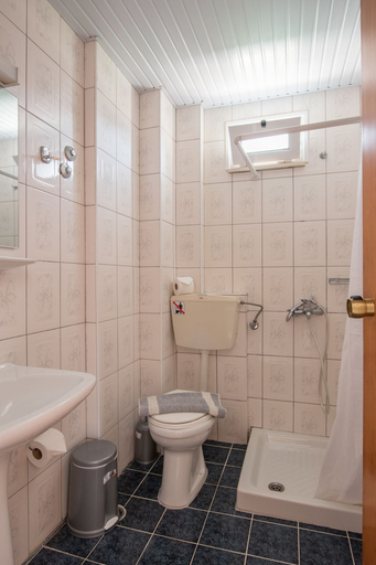 Bathroom 4, Danelis Apartments, Crete
