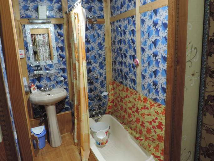 Bathroom 3, Young Bombay Group Of Houseboats, Srinagar