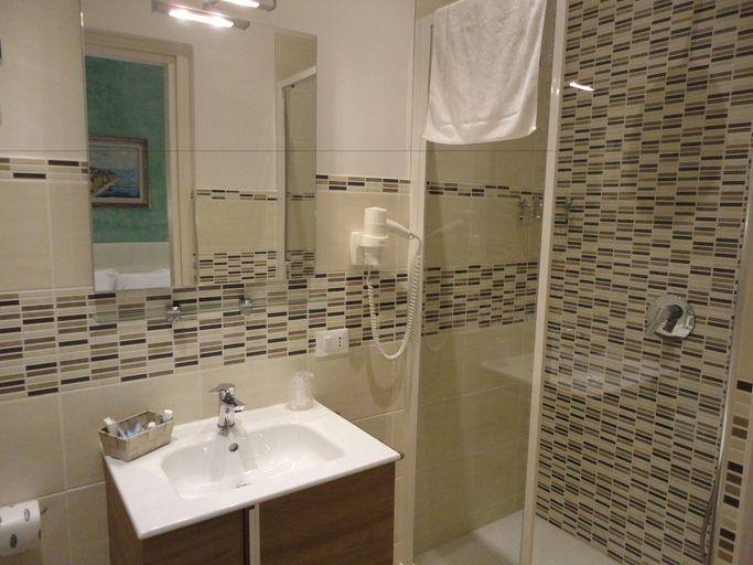 Bathroom 4, Guest House Le Tre Spezie, La Spezia