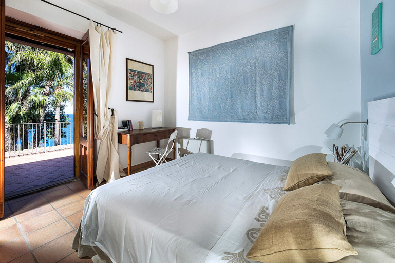 Bedroom 3, Villa La Timpa con Jacuzzi Privata e Meravigliosa Vista Dell Etna e del Mare, Catania
