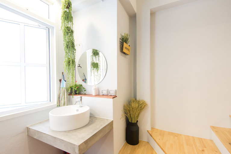 Bathroom 4, Barn and Bed Hostel, Wattana