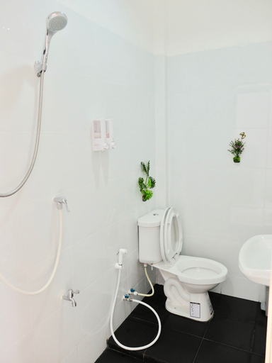 Bathroom 5, We Inn, Don Muang