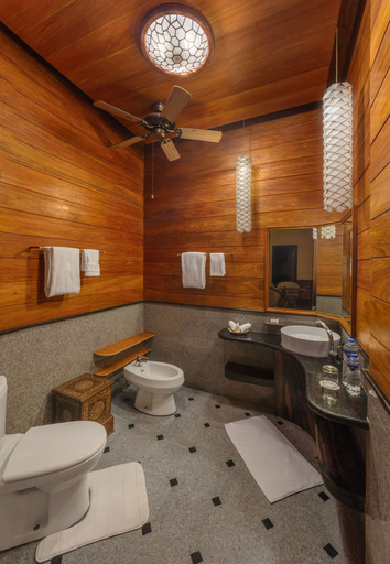 Bathroom 3, NoaNoa Island, Taytay