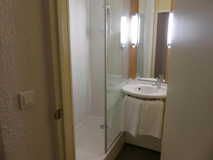 Bathroom 5, ibis Périgueux Centre, Dordogne