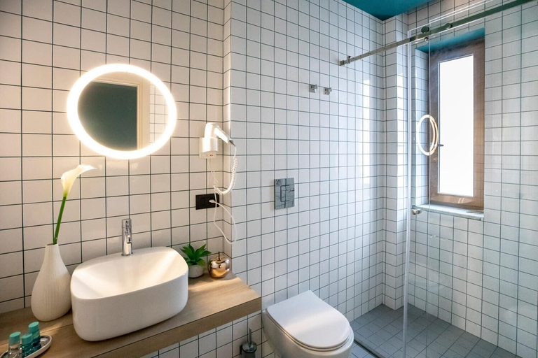 Bathroom 4, Hotel Europa, Salerno