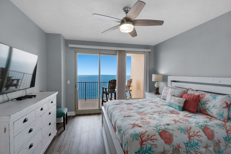 Bedroom 5, Treasure Island 1909, Bay