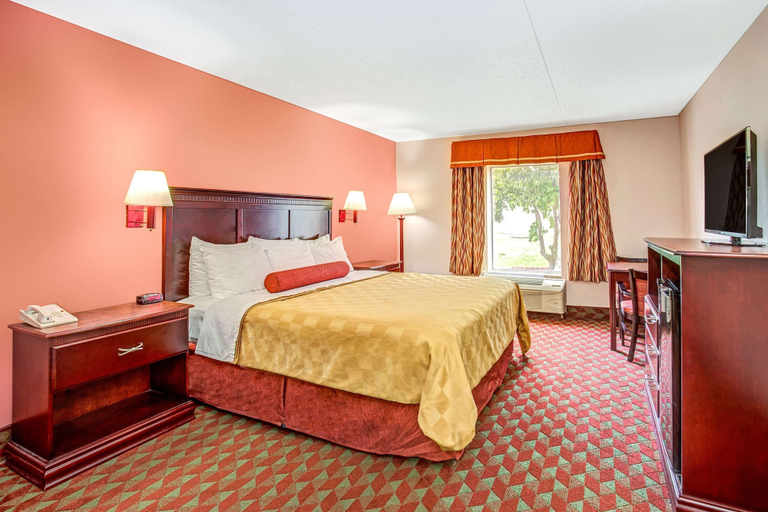 Bedroom 3, Ramada by Wyndham Murfreesboro, Rutherford
