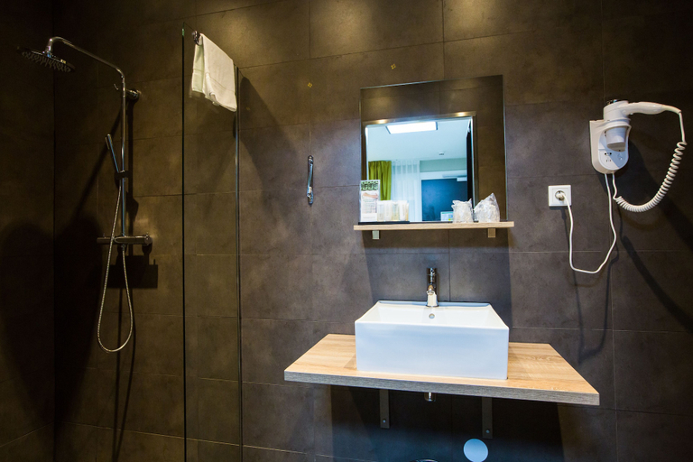 Bathroom 3, Camp Inn Hotel Amsterdam, Amsterdam