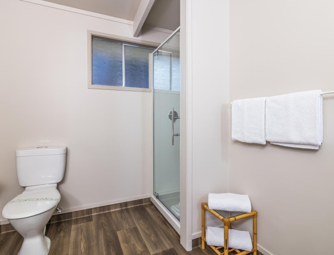 Bathroom 3, Twin Peaks Lakeside Inn, Taupo