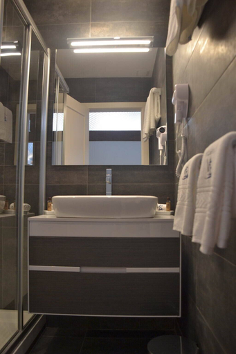 Bathroom 5, Villa Rio Guest House Suites, Portimão
