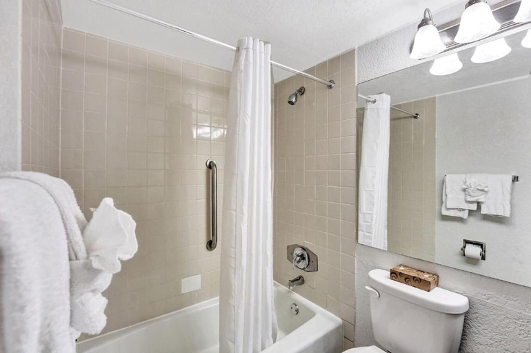 Bathroom 5, Plaza Hotel Fort Lauderdale, Broward