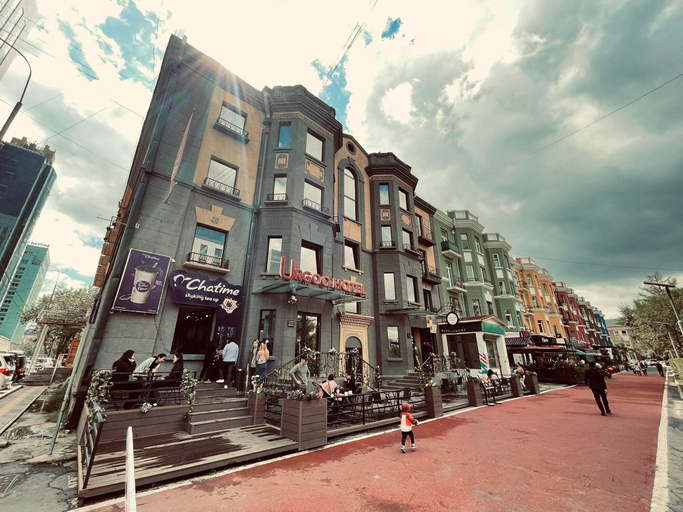 Exterior & Views