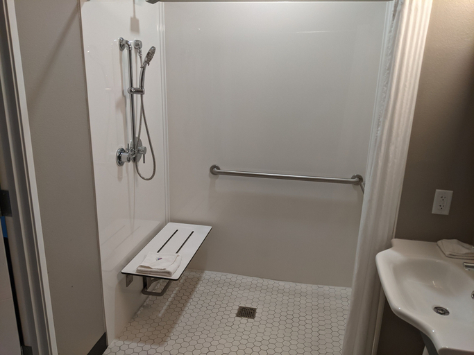Bathroom 4, Motel 6 North Platte, NE - East, Lincoln