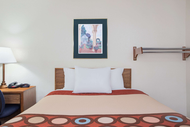 Bedroom 3, Super 8 by Wyndham Douglas, Coffee