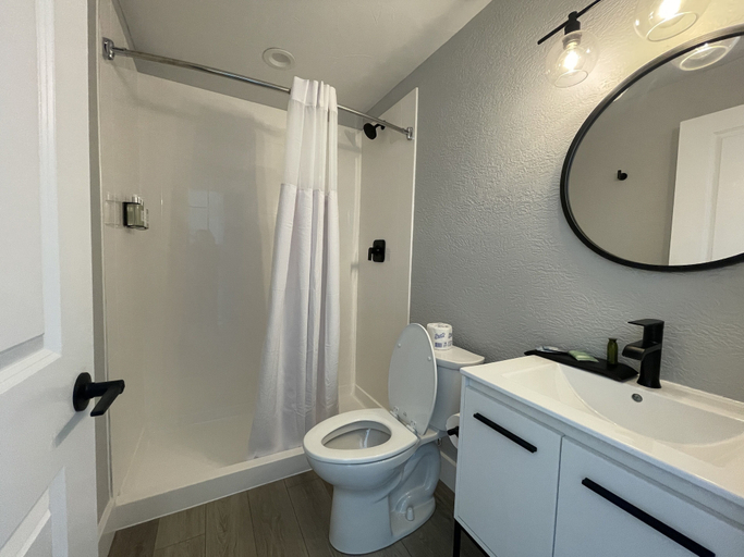 Bathroom 3, Hermitage Inn & Pub, Grant