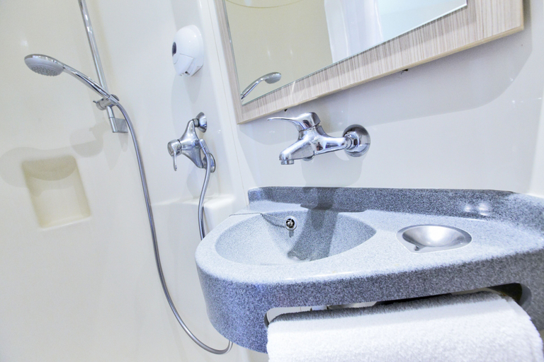 Bathroom 5, Premiere Classe Toulouse Ouest - Blagnac Aéroport, Haute-Garonne