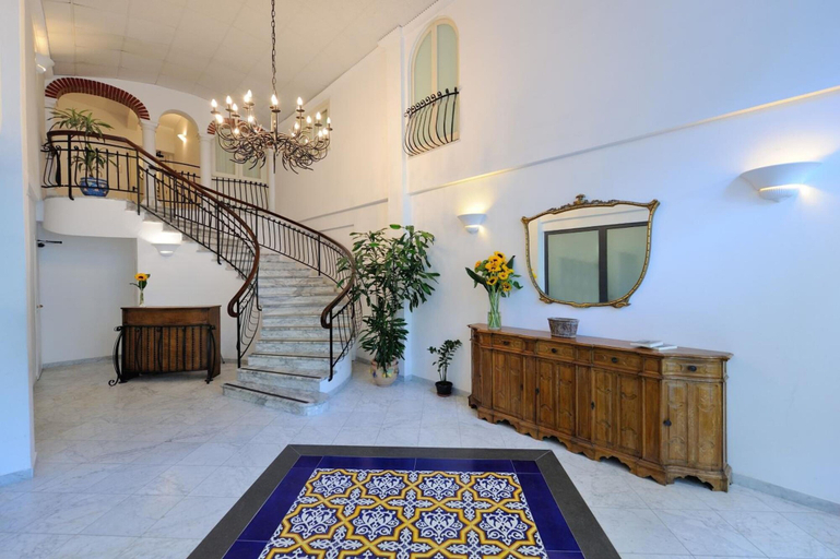 Others 5, Aurora Residence, Salerno