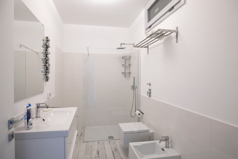 Bathroom, Camarò Favignana, Trapani