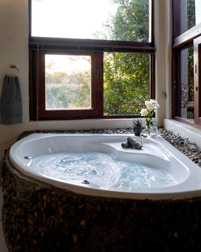 Bathroom 3, Leopard's Lair Bush Lodge, Mopani