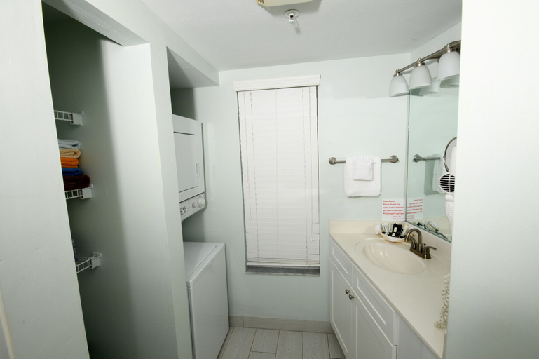 Bathroom 3, Edison Beach House, Lee