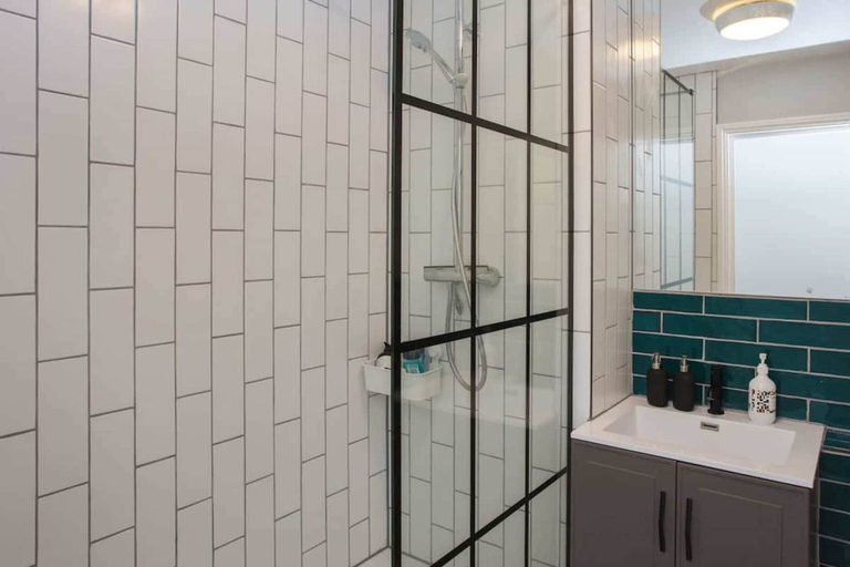 Bathroom 2, Lovely 2 Bedroom Flat Near Whitechapel Station, London