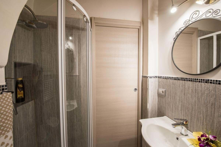 Bathroom 5, Petros rooms&apartments, Salerno