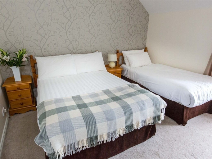 Bedroom 2, The Beach Day's Bar & B&B