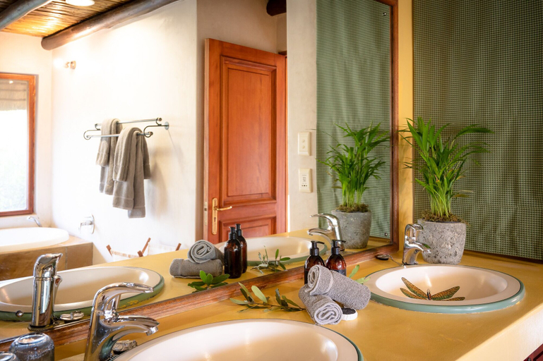 Bathroom 5, Shimungwe lodge, Mopani