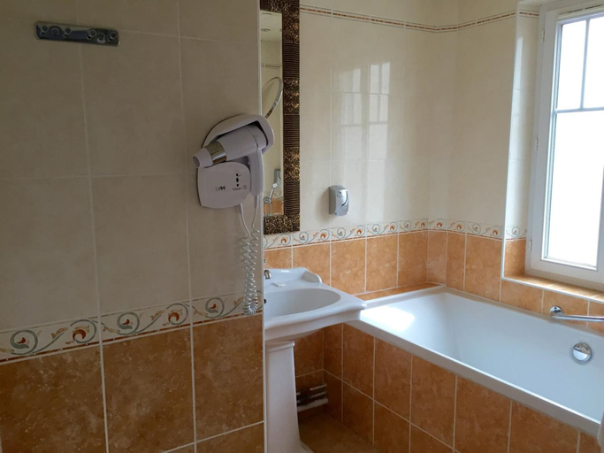 Bathroom 5, Hôtel de Normandie, Eure