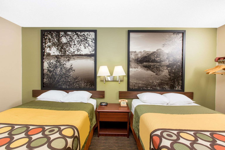 Bedroom 3, Super 8 by Wyndham Fairmont, Martin
