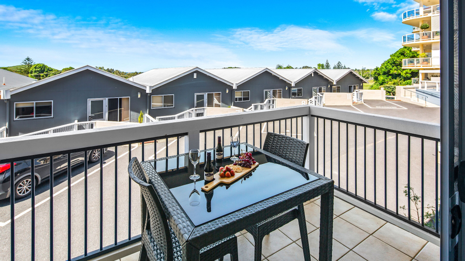 Exterior & Views 27